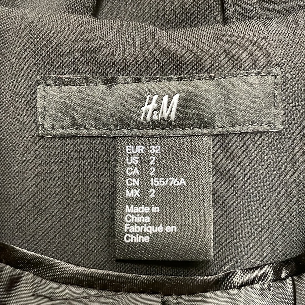 H&M women black blazer. Size 2 - Picture 2 of 3